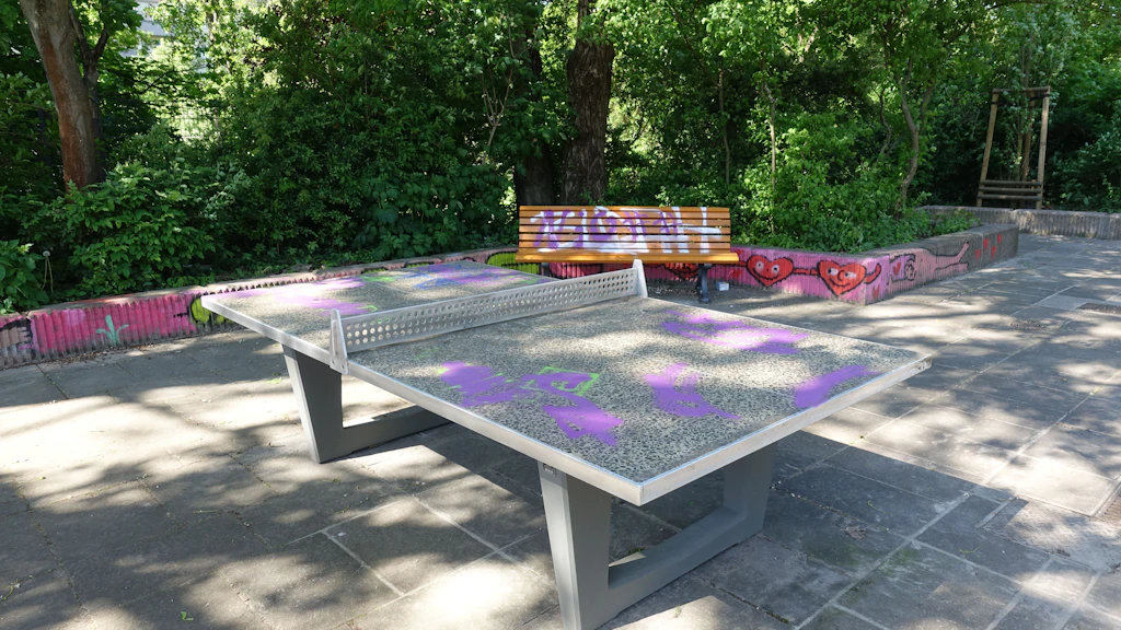 Eine neue Bank, eine neue Tischtennisplatte: noch abgesperrt, aber schon beschmiert.