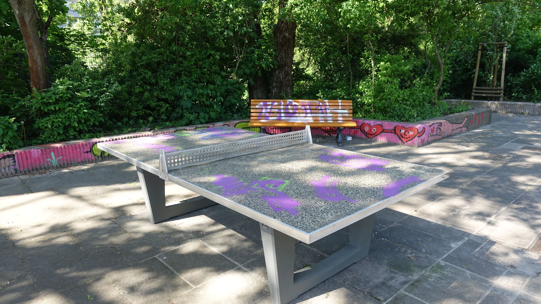 Eine neue Bank, eine neue Tischtennisplatte: noch abgesperrt, aber schon beschmiert.
