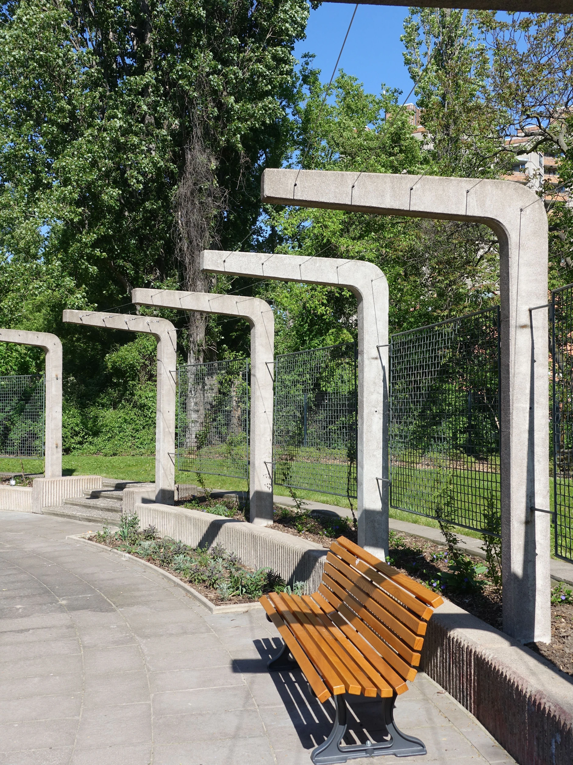 Wenn sie einst bewachsen ist: Unter der Pergola kann man dann im Schatten sitzen.
