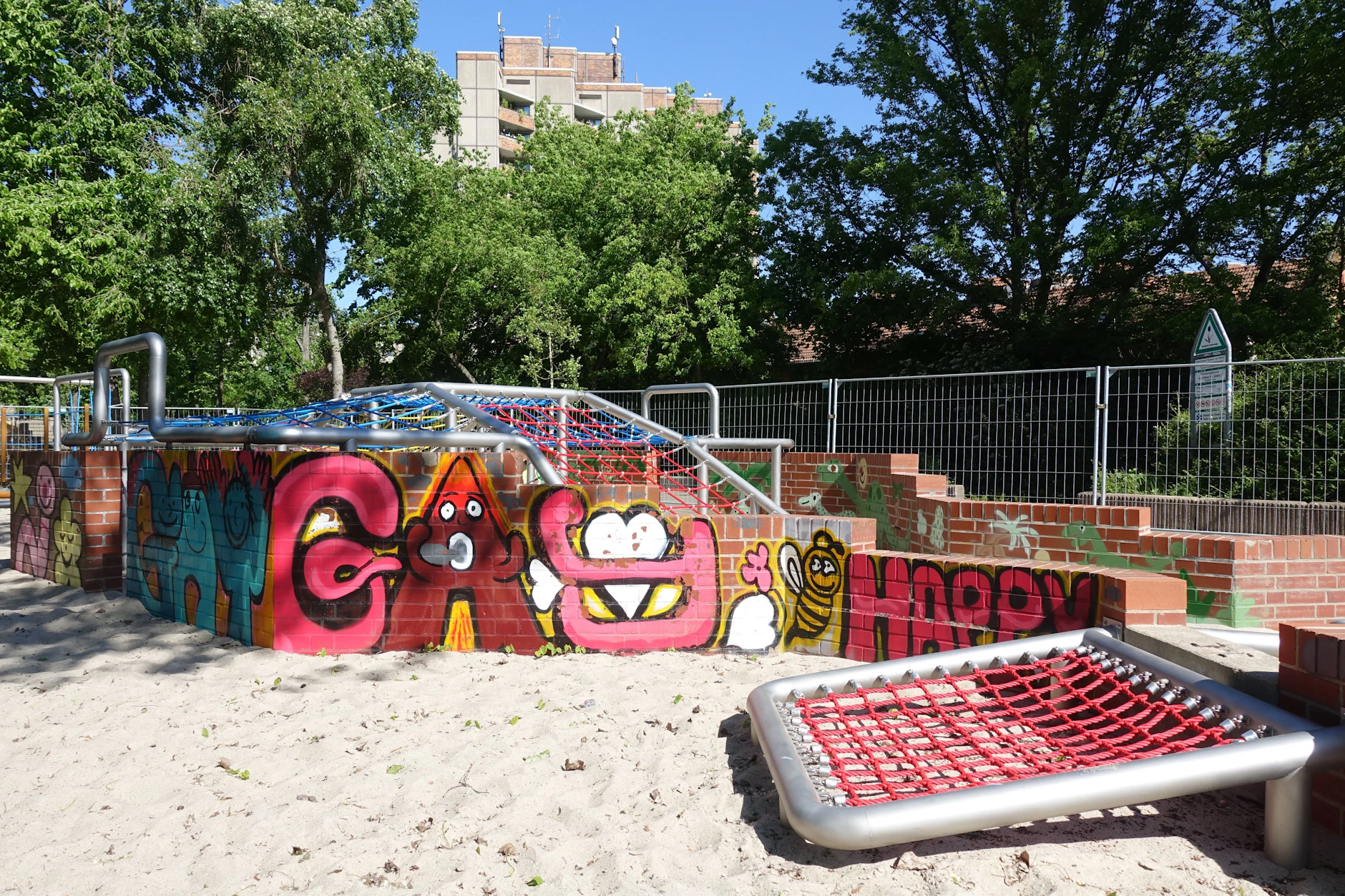 Der Spielberg lädt wieder zum Spielen ein – mit einer neuen Anlage zum Klettern und Schwingen.