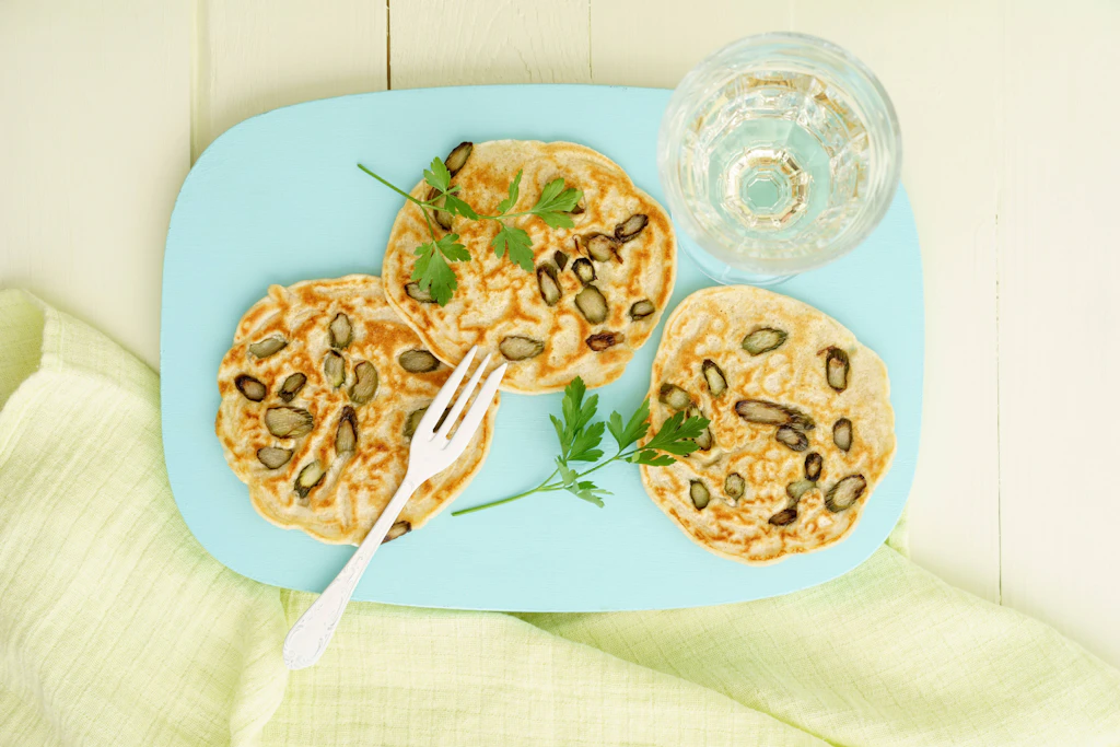 Leicht angebratener Purpurspargel schmeckt perfekt in Pancakes.