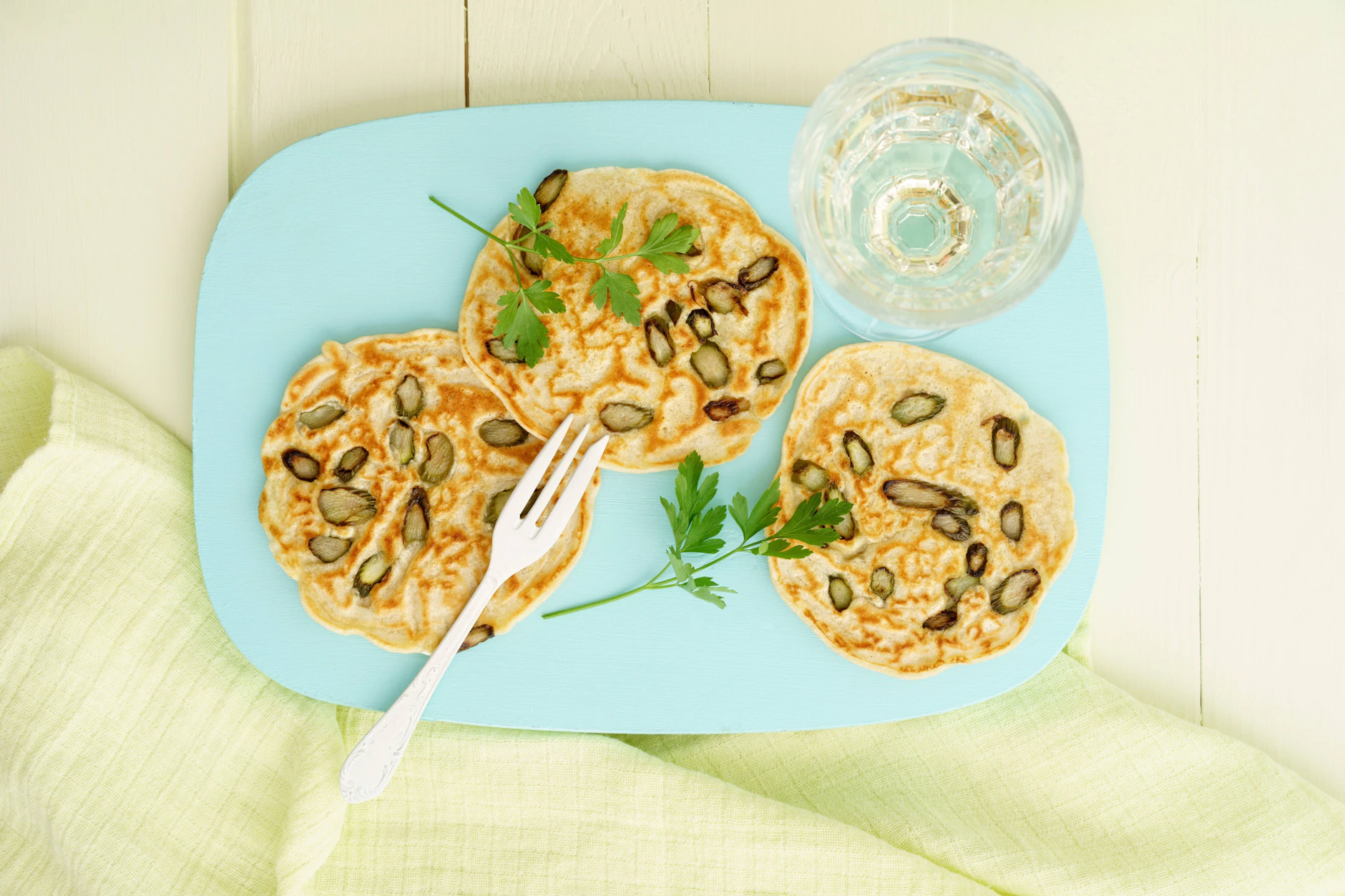 Leicht angebratener Purpurspargel schmeckt perfekt in Pancakes.