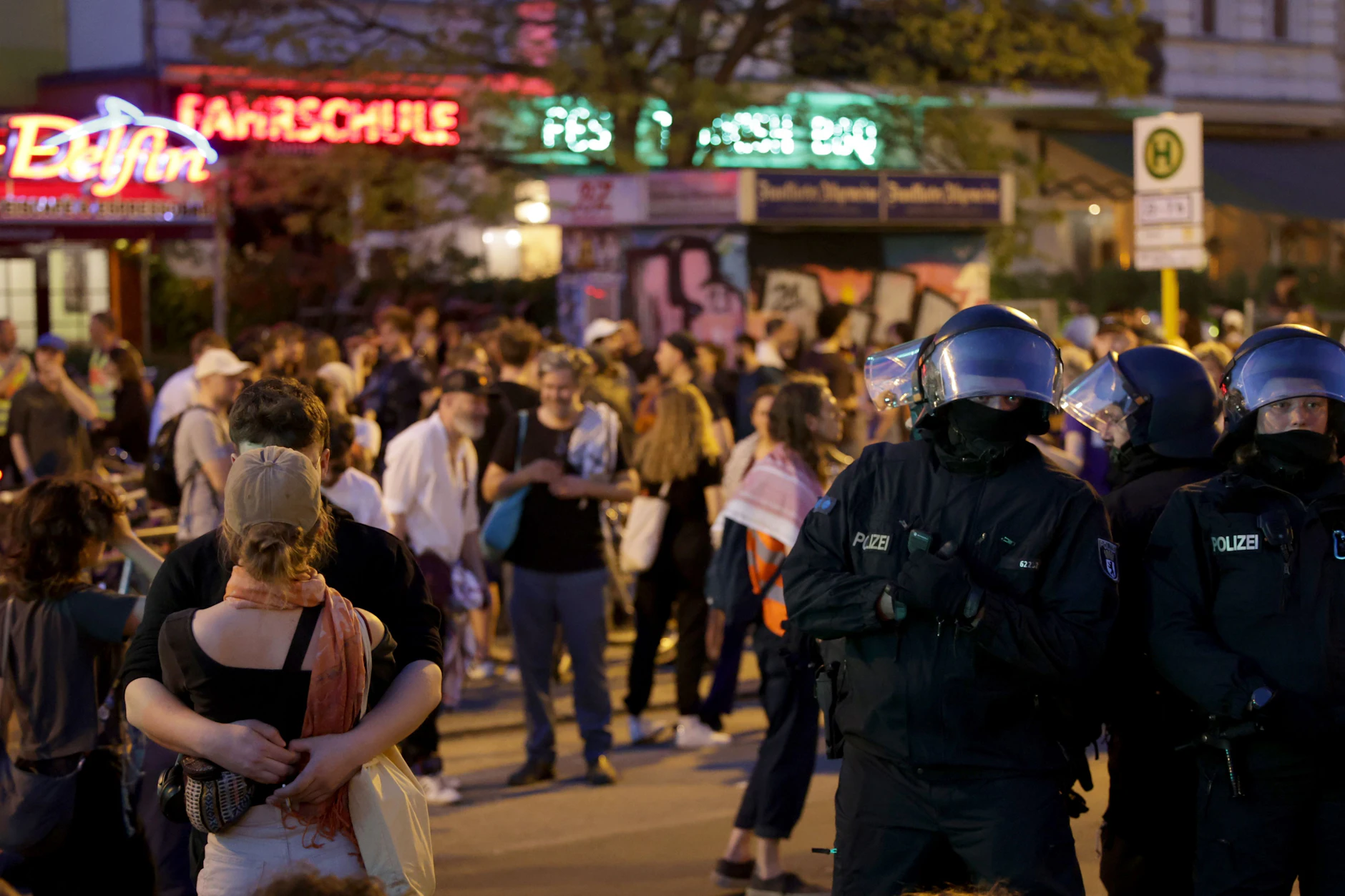 Einsatzkräfte der Polizei und Teilnehmer der „Revolutionären 1. Mai Demonstration“ am Südstern in Kreuzberg. Laut Polizei zogen mehr als 11.000 Menschen vom Südstern nach Neukölln, von wo der Zug im Verlauf des Abends wieder zurück zum Ausgangspunkt führte. Ohne große Zwischenfälle.