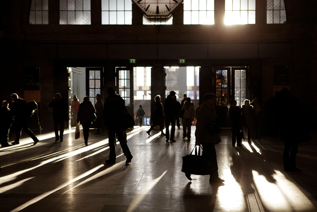 Reisende werfen Schatten auf den Querbahnsteig des Hauptbahnhofs Leipzig.