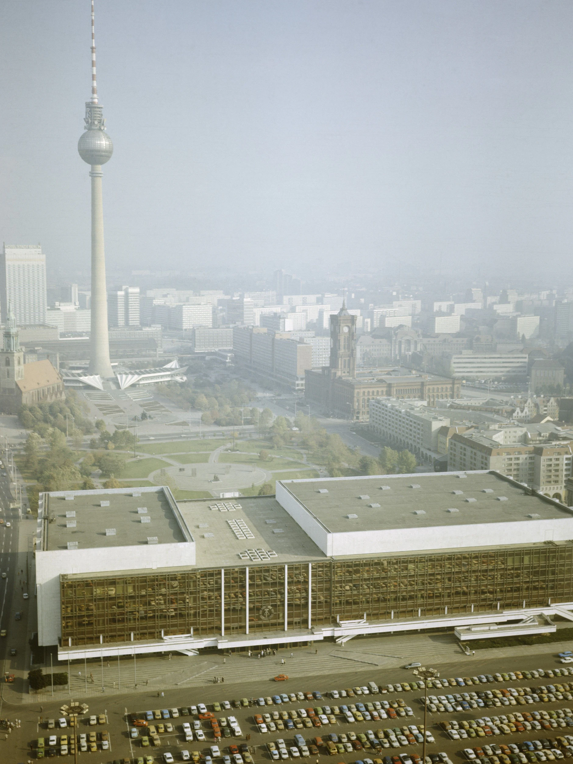 Nebel oder Smog? Blick aus der Luft auf den Palast der Republik, das Marx-Engels-Forum und den Fernsehturm.