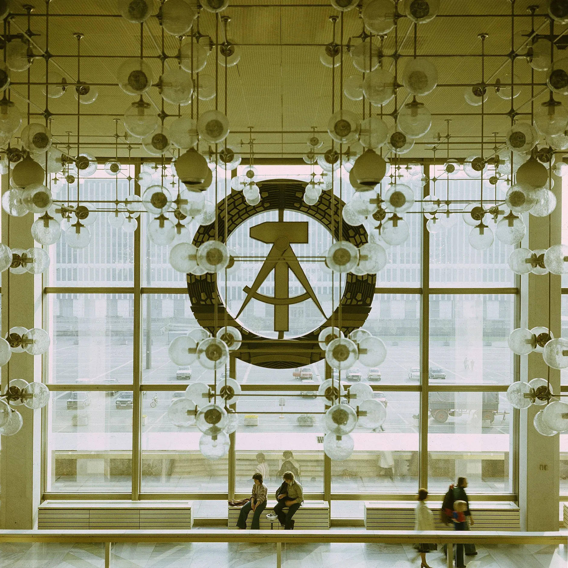 Im Palast der Republik: Fensterfront mit dem Staatsemblem der DDR