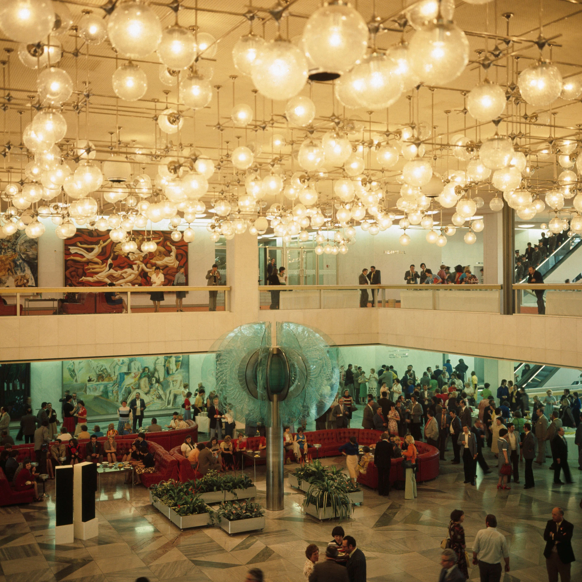 Blick in das Foyer des Palastes der Republik mit Gläserner Blume und Palast-Galerie
