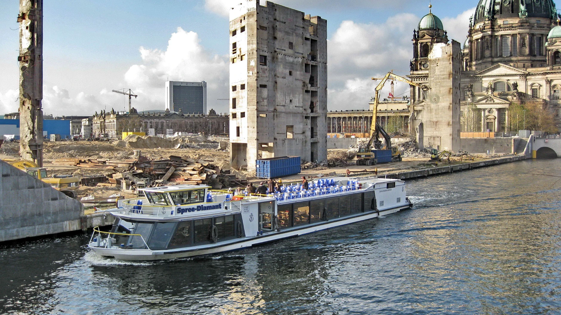 Der Ausflugsboot auf der Spree vor den Resten der Aufzugsschächte und Treppenaufgänge des abgerissenen Palasts der Republik.