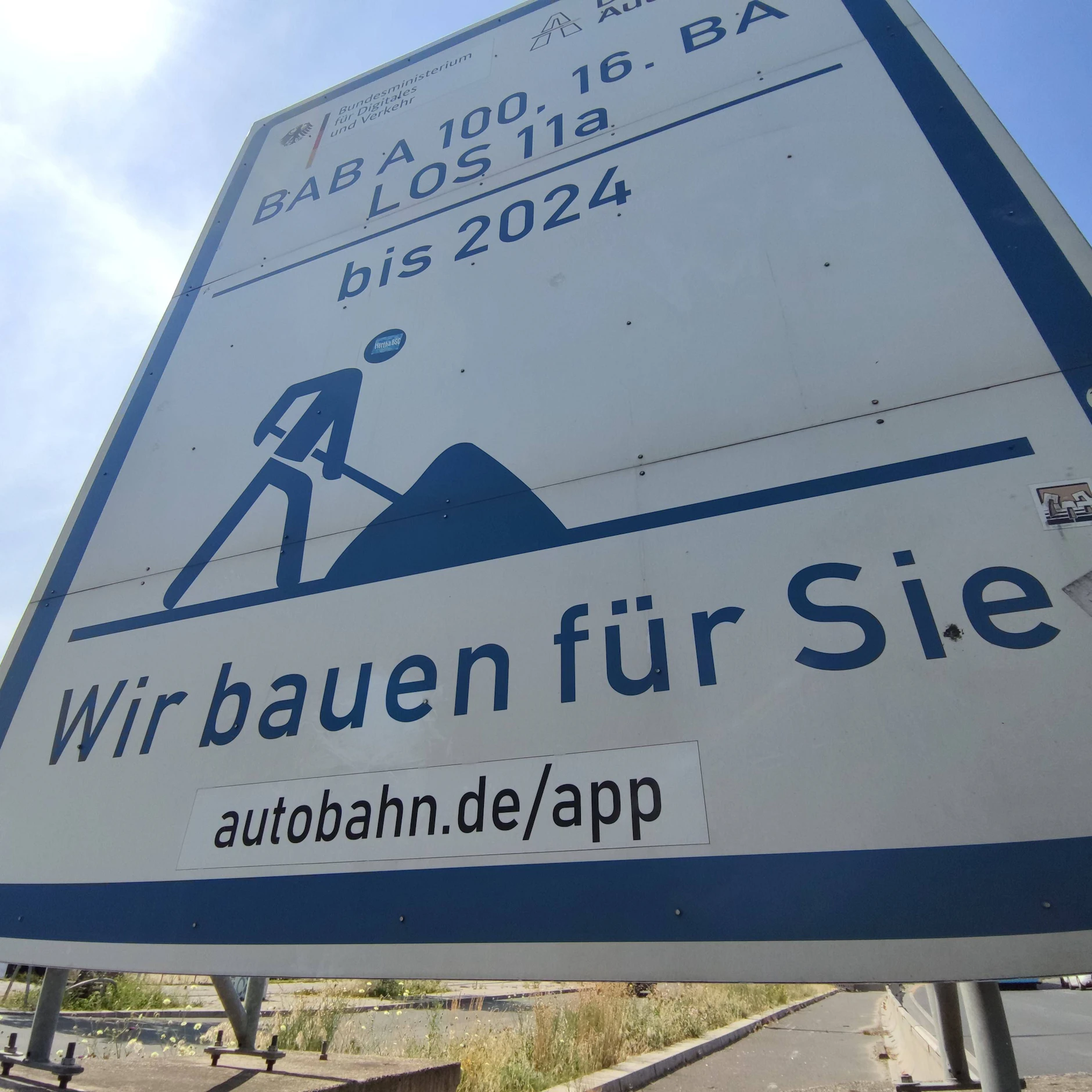 Die für den Neubau des 16. Bauabschnitts der A100 gesperrten Aus- und Auffahrten der AS Grenzallee bleiben weiterhin gesperrt. 