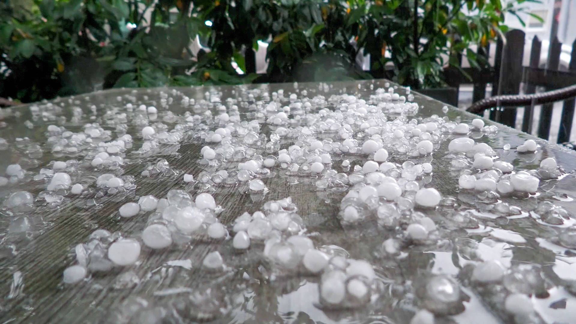 100 km/h und Hagel groß wie Haselnüsse: Heute Nachmittag rollt die Unwetterfront heran