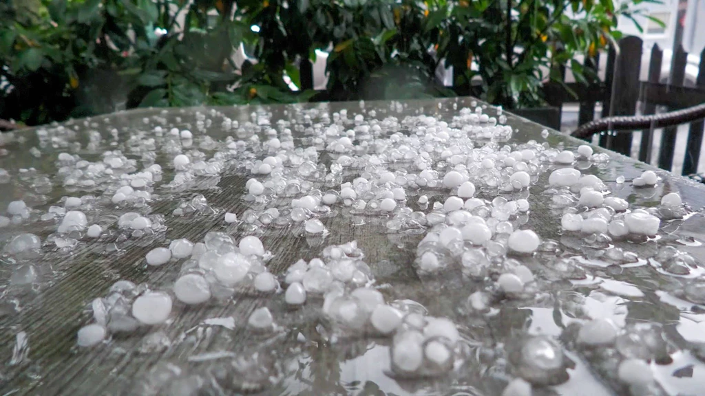 100 km/h und Hagel groß wie Haselnüsse: Heute Nachmittag rollt die Unwetterfront heran