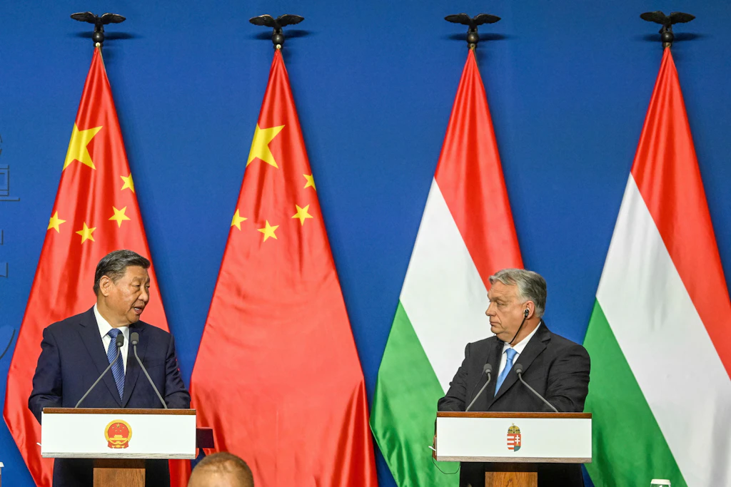 Konnektivität statt Blockbildung: der ungarische Ministerpräsident Viktor Orbán (r.) mit dem chinesischen Präsidenten Xi Jinping im Mai in Budapest