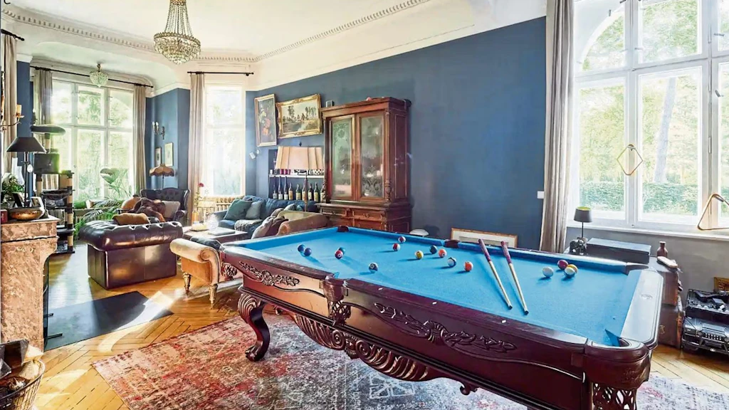 Spielzimmer mit Billardtisch: Auch das gibt es in der Villa Schwanenhof.