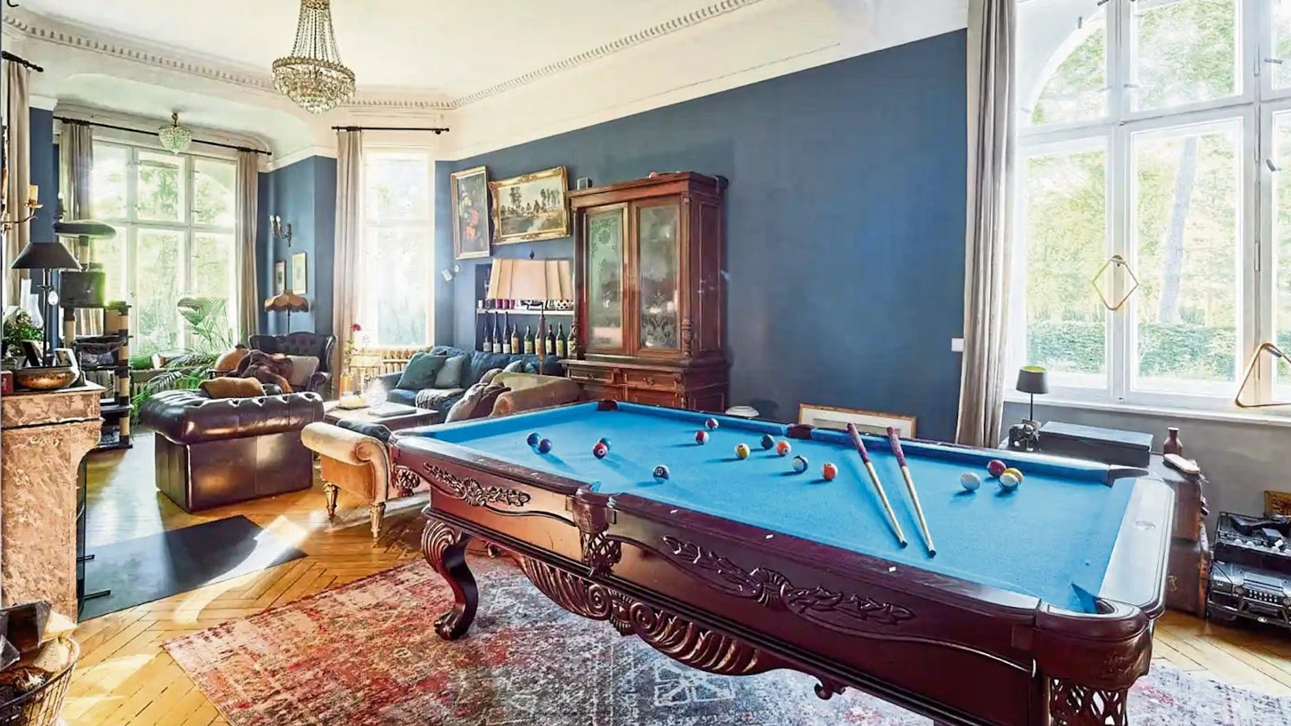 Spielzimmer mit Billardtisch: Auch das gibt es in der Villa Schwanenhof.