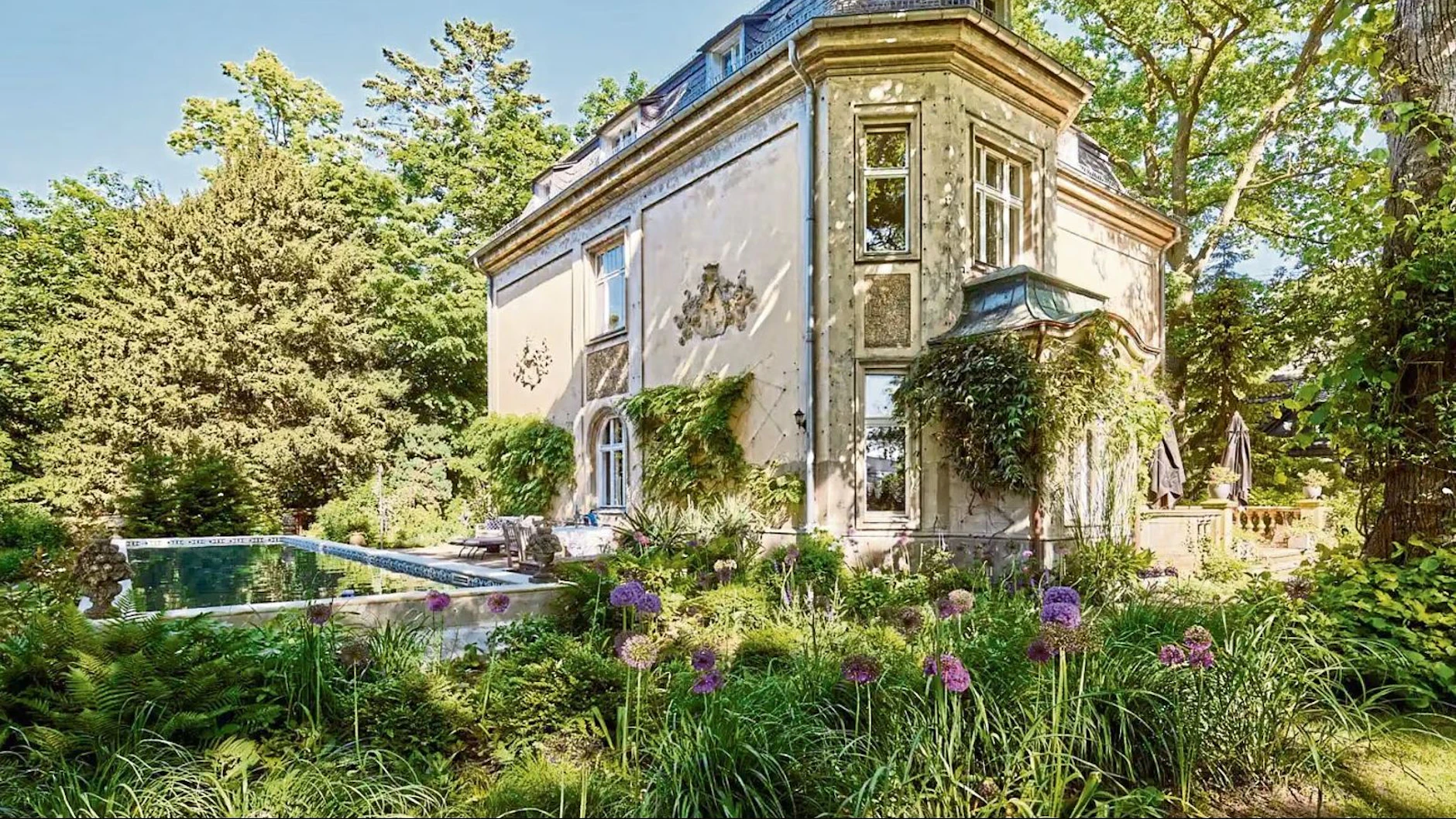 Gleich neben der Villa gibt es einen Salzwasserpool.