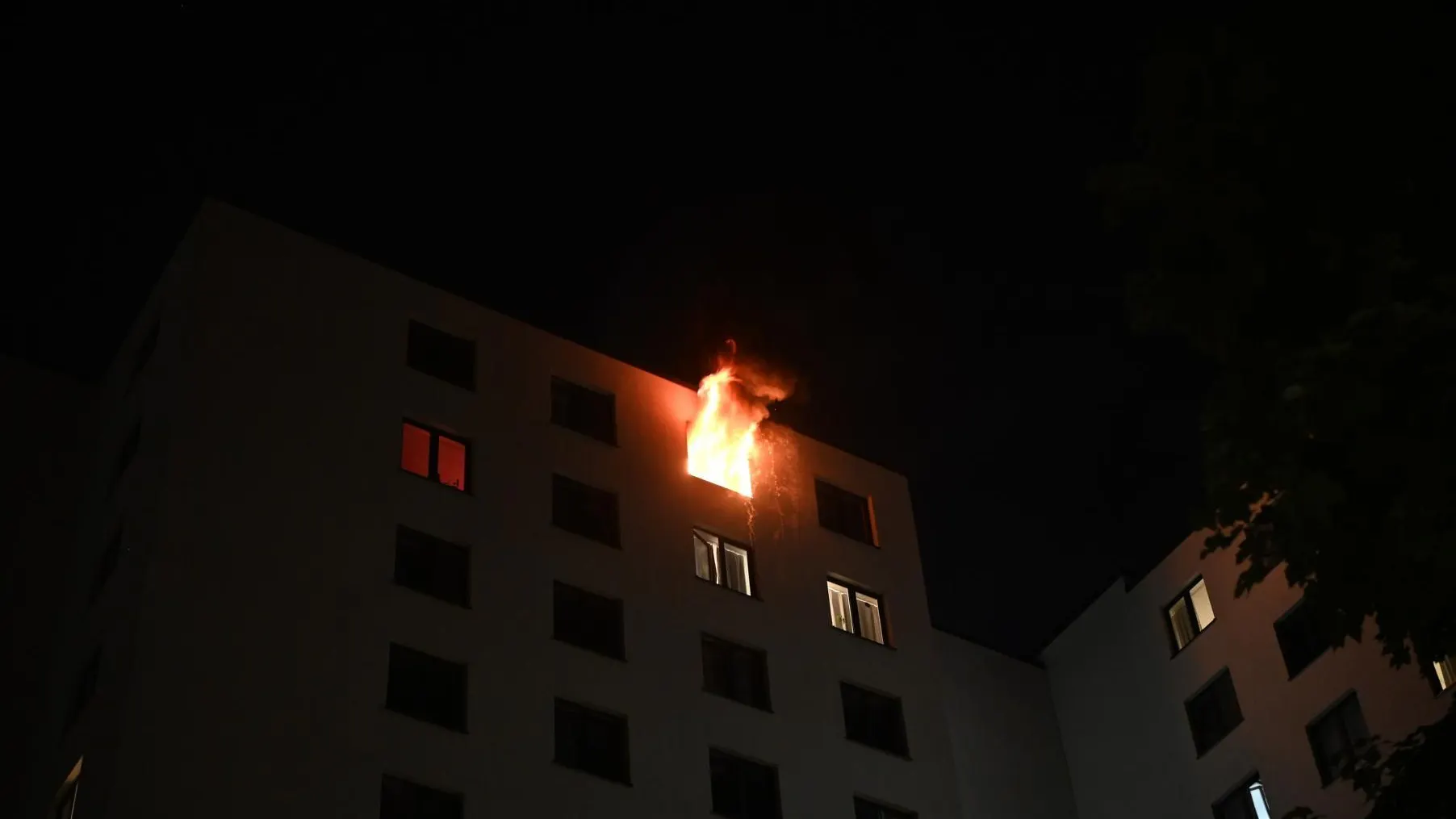 Nach einem Akku-Brand: Flammen schlagen aus einer Wohnung in einem Studentenwohnheim in Berlin-Prenzlauer Berg.