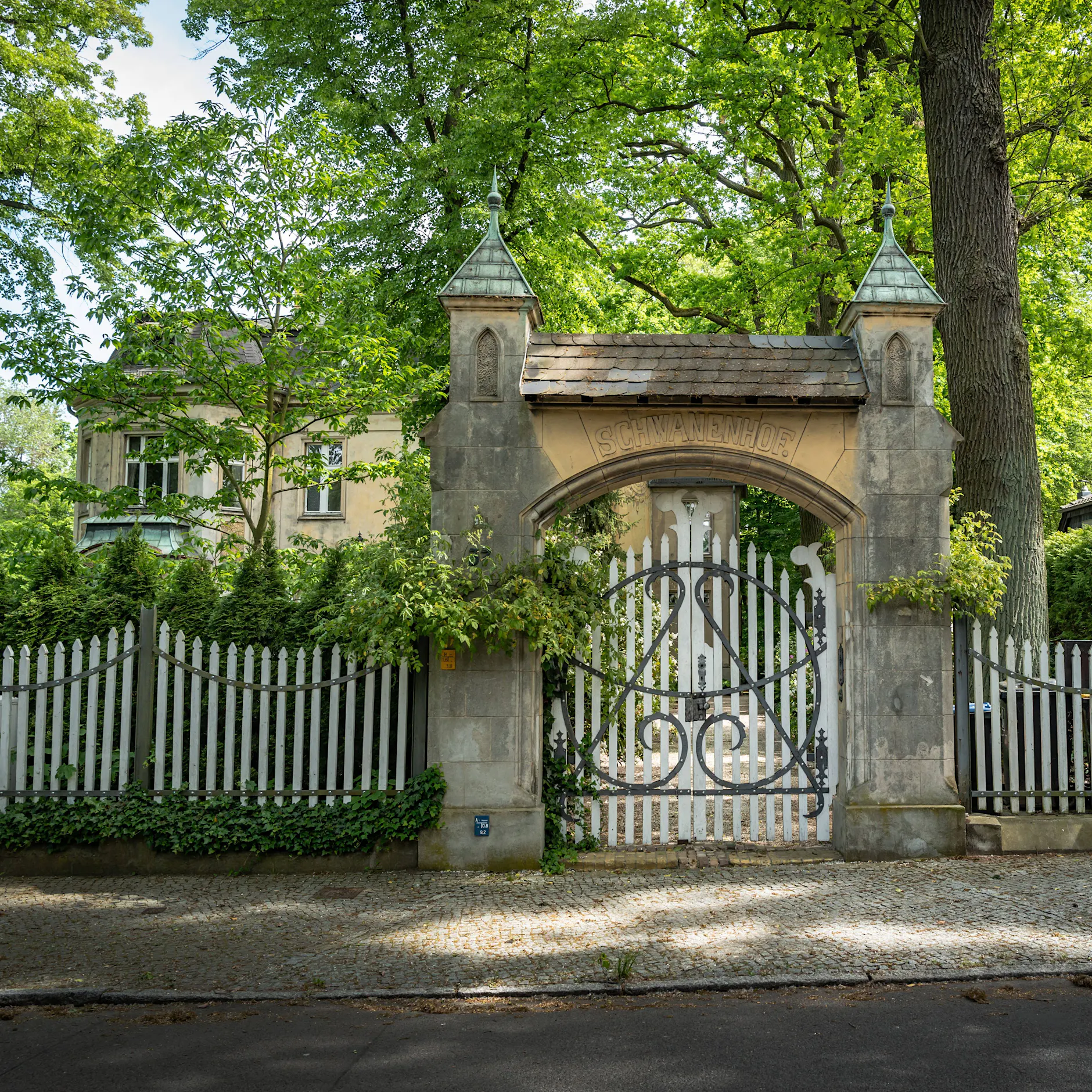Mit versteckter Harry-Potter-Bibliothek: Diese Luxusvilla wird für 9,8 Millionen Euro verkauft