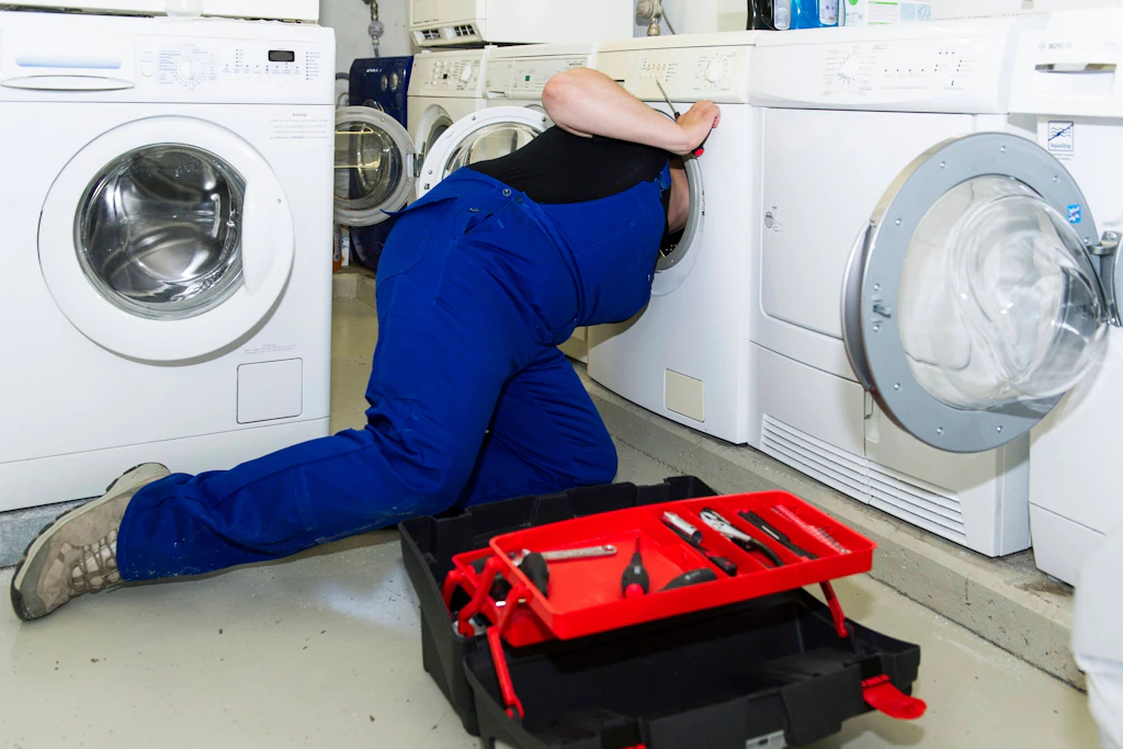 Nicht jeder, der wie ein Handwerker aussieht, ist auch ein seriöser Handwerker. Die Verbraucherzentrale warnt jetzt vor Abzockern.