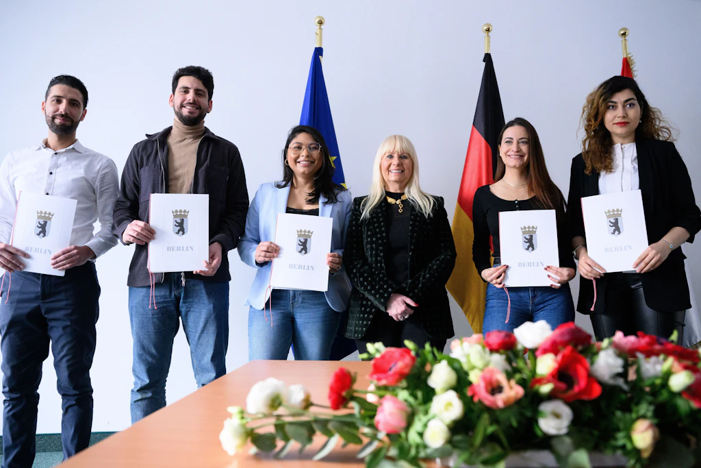 Innensenatorin Iris Spranger (3.v.r, SPD) mit frisch eingebürgerten Berlinern