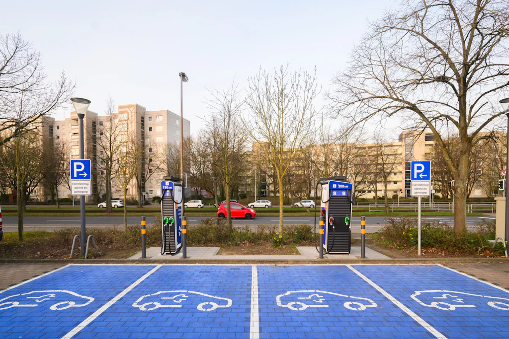 In Ostdeutschland steigen weniger Autofahrer vom Verbrenner aufs E-Auto um als im Westen.