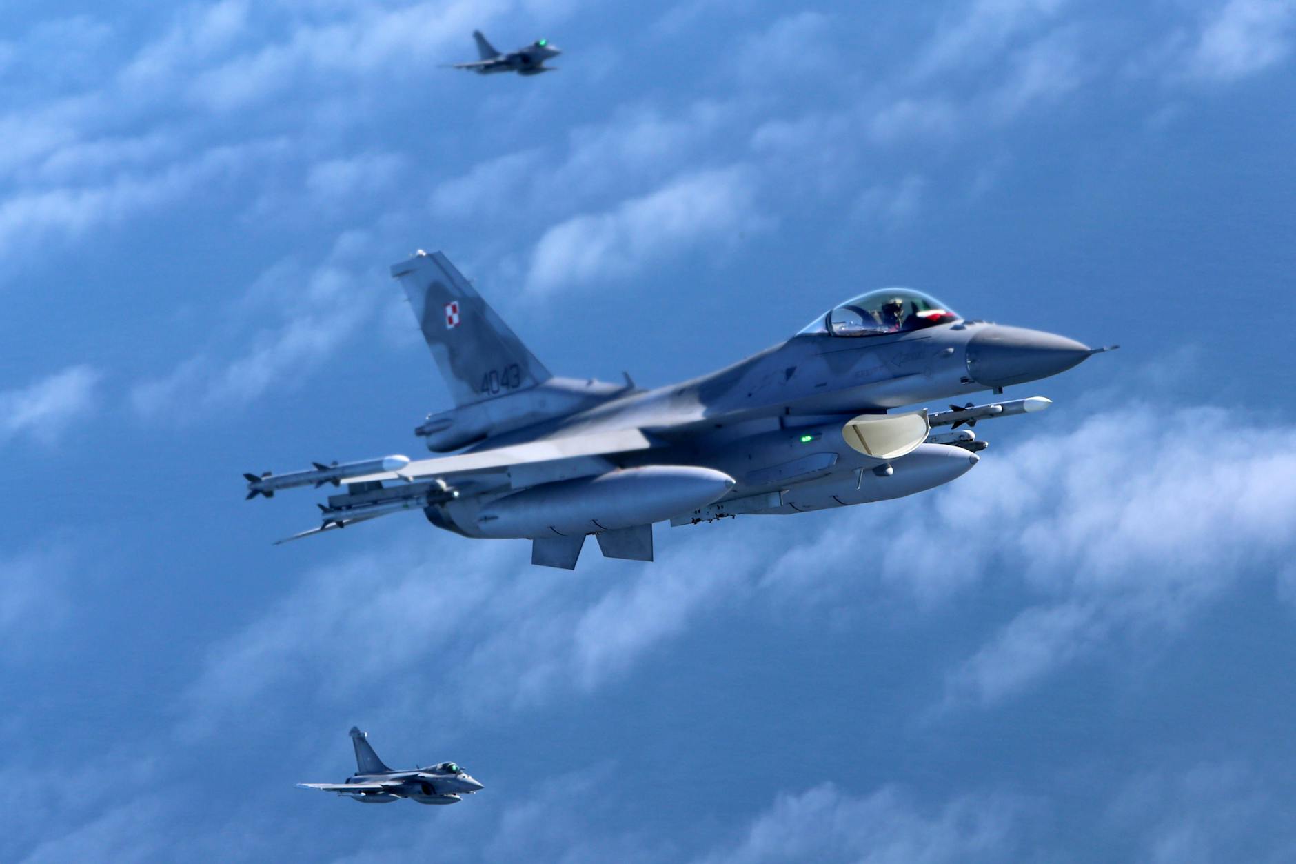 Ein Kampfflugzeug vom Typ Lockheed Martin F-16 der polnischen Luftwaffe über der Danziger Bucht (Archiv).