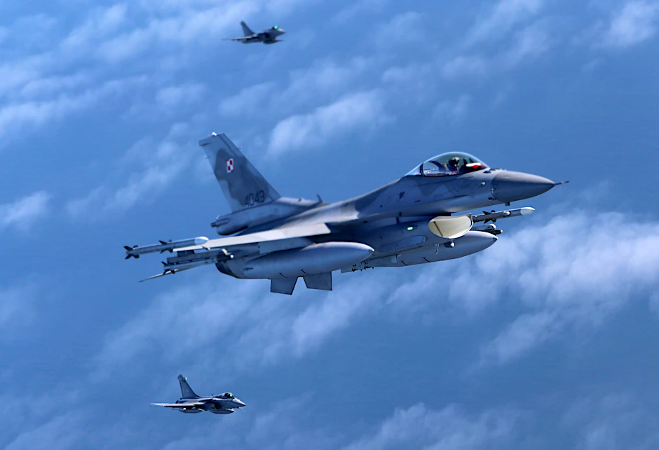 Ein Kampfflugzeug vom Typ Lockheed Martin F-16 der polnischen Luftwaffe über der Danziger Bucht (Archiv).