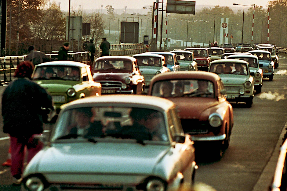 Mauerfall 1989 - Skoda, Wartburg und Trabant am Grenzkontrollpunkt Helmstedt - Marienborn. 