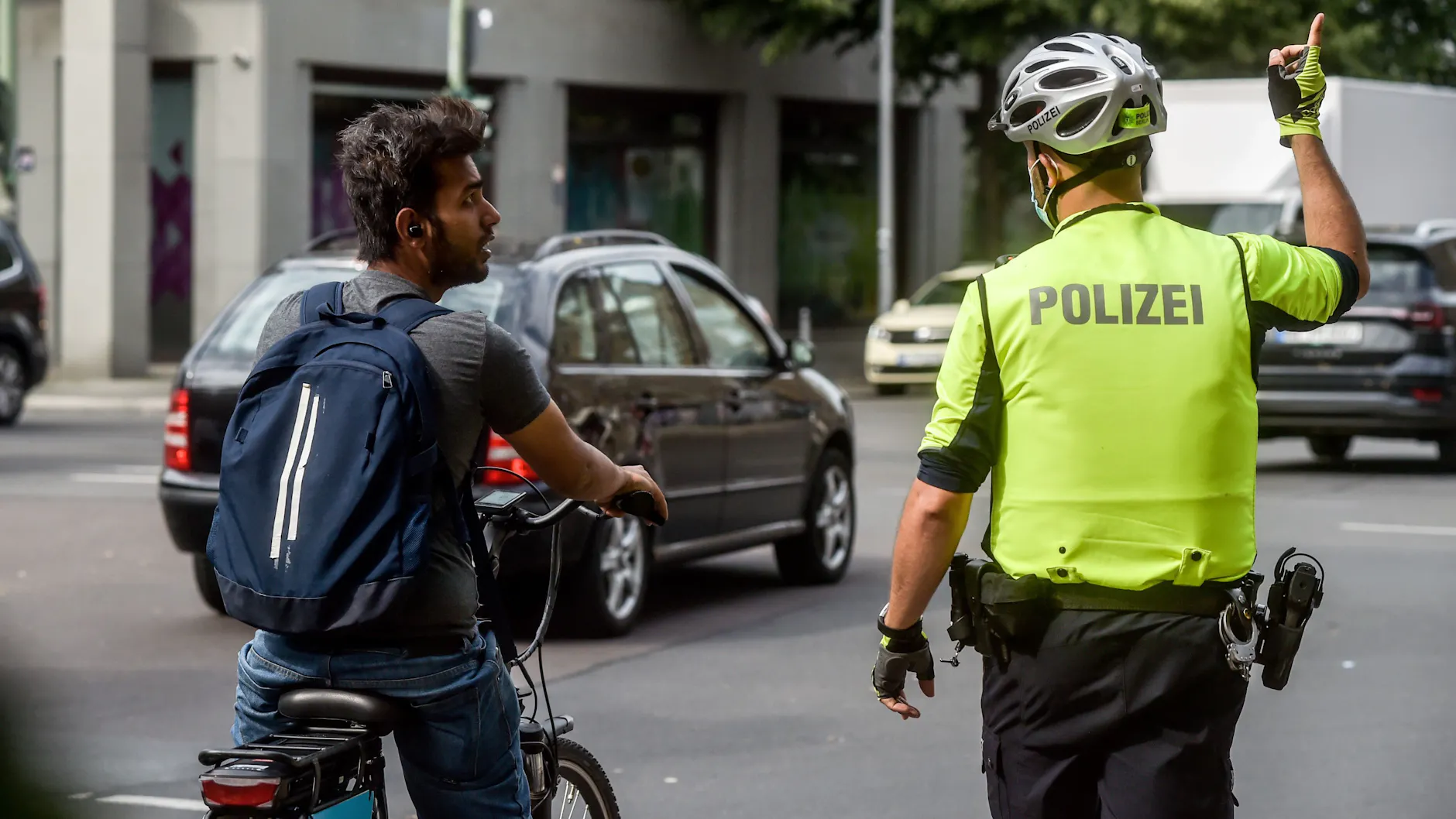 Ecke Tor-/Friedrichstraße in Berlin-Mitte: Die Polizei kontrolliert Fahrradfahrer.