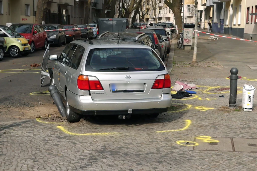 Bei einem Unfall auf der Otto-Suhr-Allee in Charlottenburg wurden am 15. März zwei Menschen lebensgefährlich verletzt. Ein 72-Jähriger wechselte ohne zu blinken die Spur und verlor die Kontrolle über sein Auto.