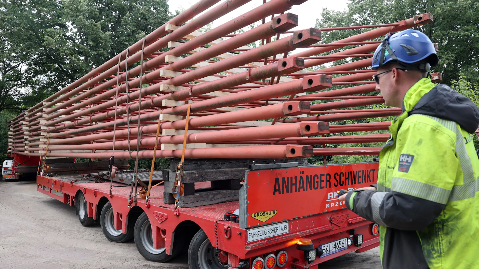 Im Juni diesen Jahres: Das Riesenrad aus dem Spreepark wird abtransportiert, damit es saniert werden kann. Hier werden die Speichen weggefahren.
