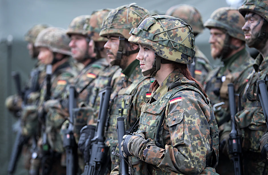 Die Bundesregierung will die Bundeswehr aufrüsten und Deutschland „kriegstüchtig“ machen.