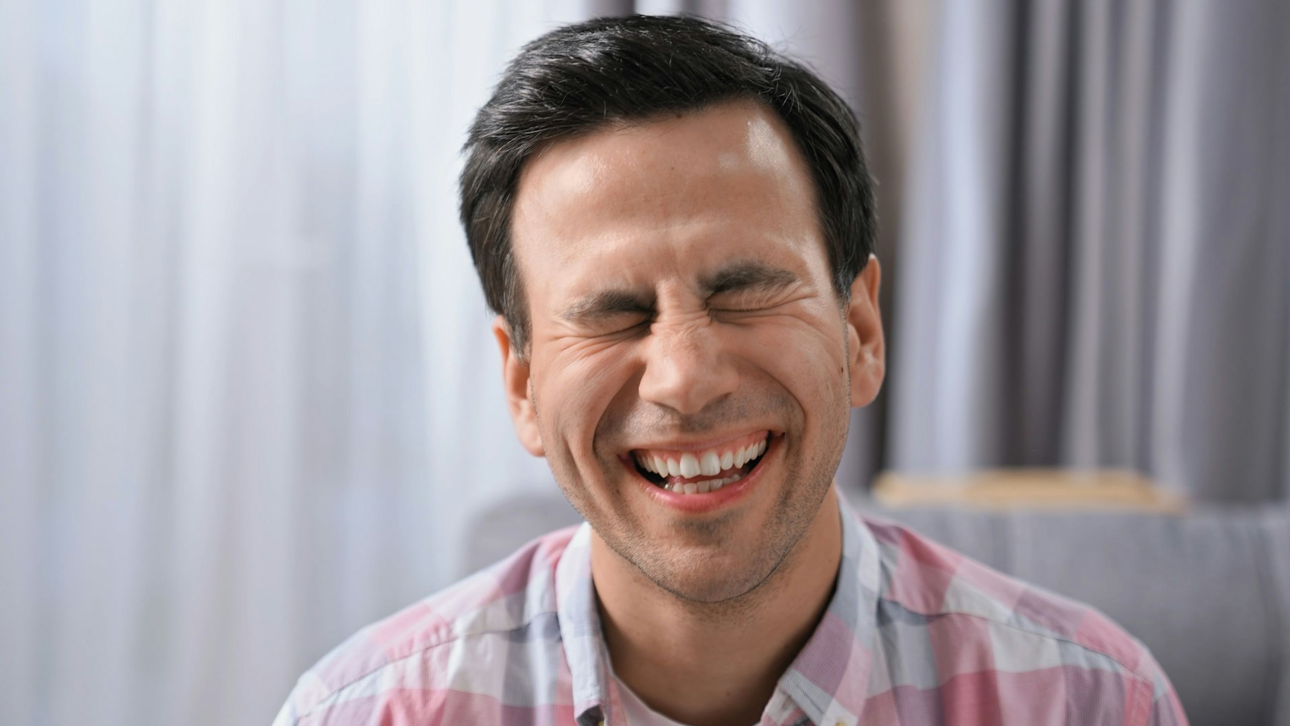 Wer heute noch nicht gelacht hat, bekommt in unserer Rubrik Witz des Tages drei lustige Witze für den Start in den Sonntag.