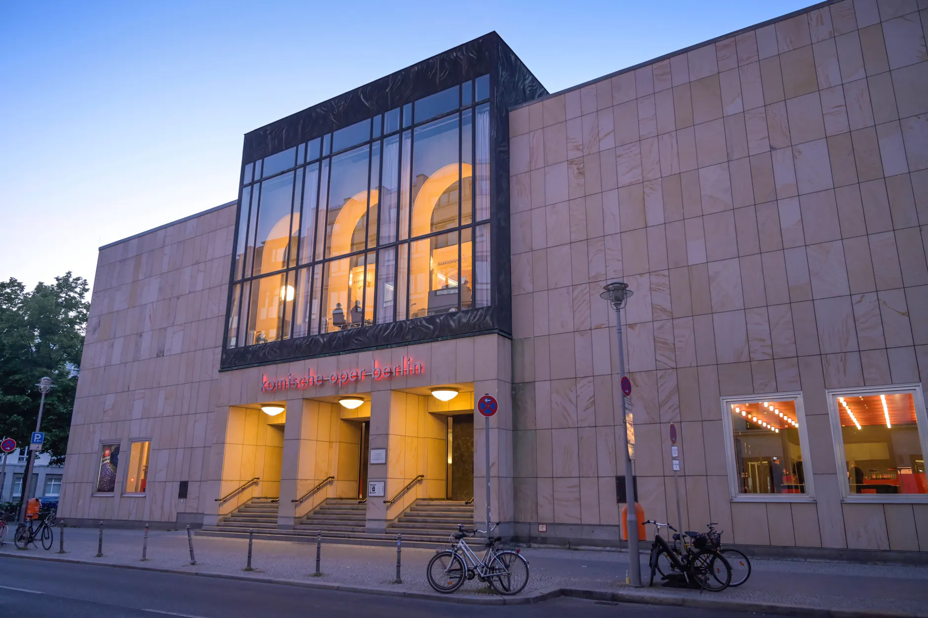 Die Komische Oper in der Behrenstraße im Mai 2023 kurz vor der Schließung wegen des Umbaus.