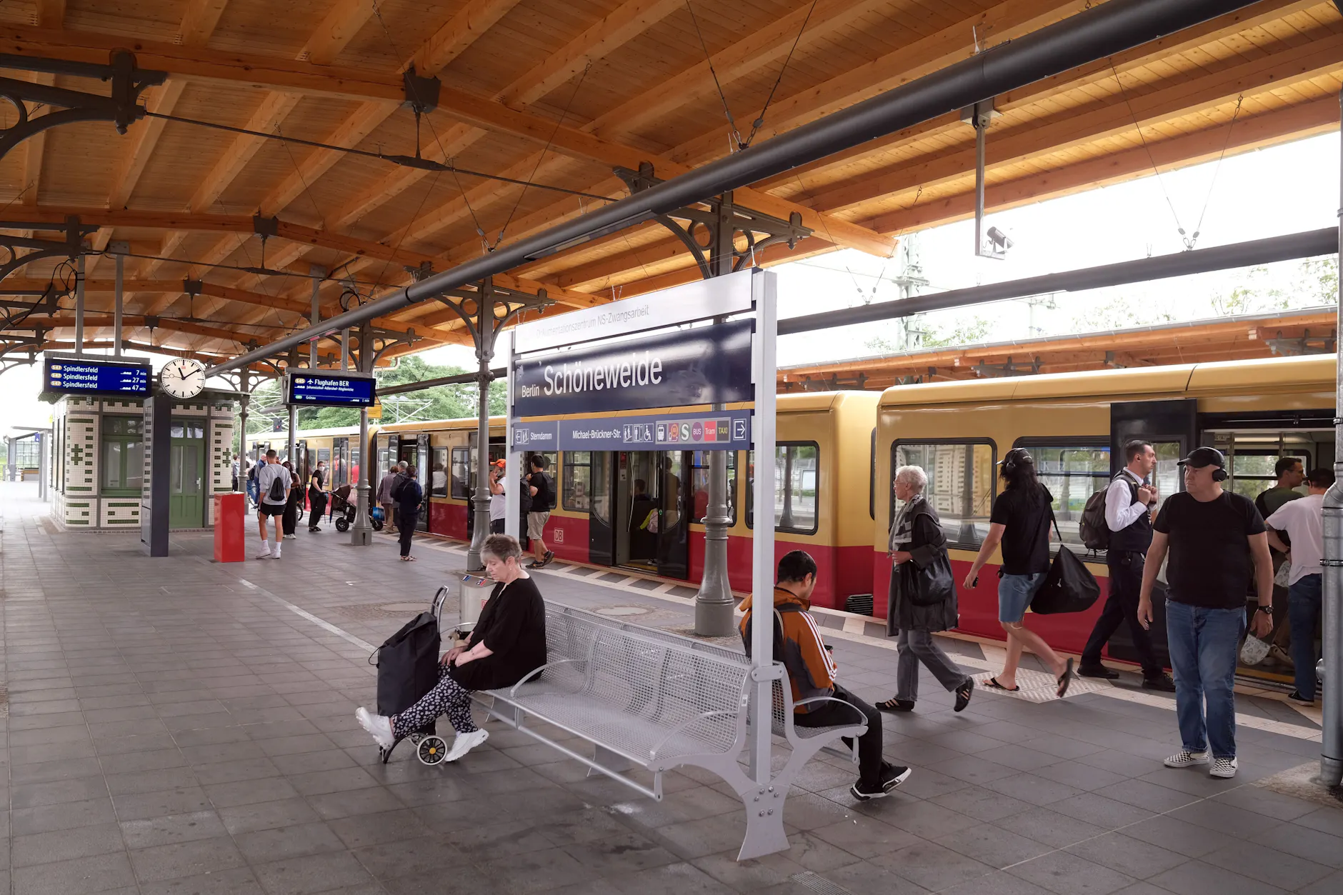 Am S-Bahnhof Schöneweide wird ein neues elektronisches Stellwerk in Betrieb genommen. Für die Fahrgäste heißt das aber erstmal weniger Betrieb. Zwei Wochen fahren überhaupt keine Züge den S-Bahnhof an, eine weitere Woche ist er nicht von S-Bahnen aus Richtung Ostkreuz erreichbar.