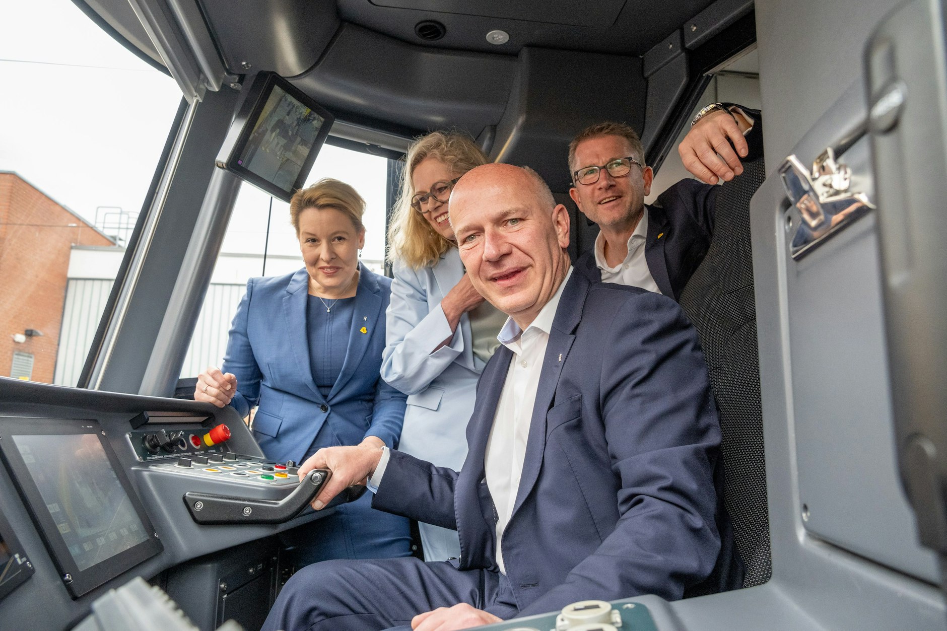 Im Juli 2024 wurde der Urbanliner erstmals vorgestellt. Im Führerstand: Wirtschaftssenatorin Franziska Giffey (SPD), Verkehrssenatorin Ute Bonde, Berlins Regierender Bürgermeister Kai Wegner (ebenfalls CDU) und der damalige BVG-Betriebsvorstand Rolf Erfurt.