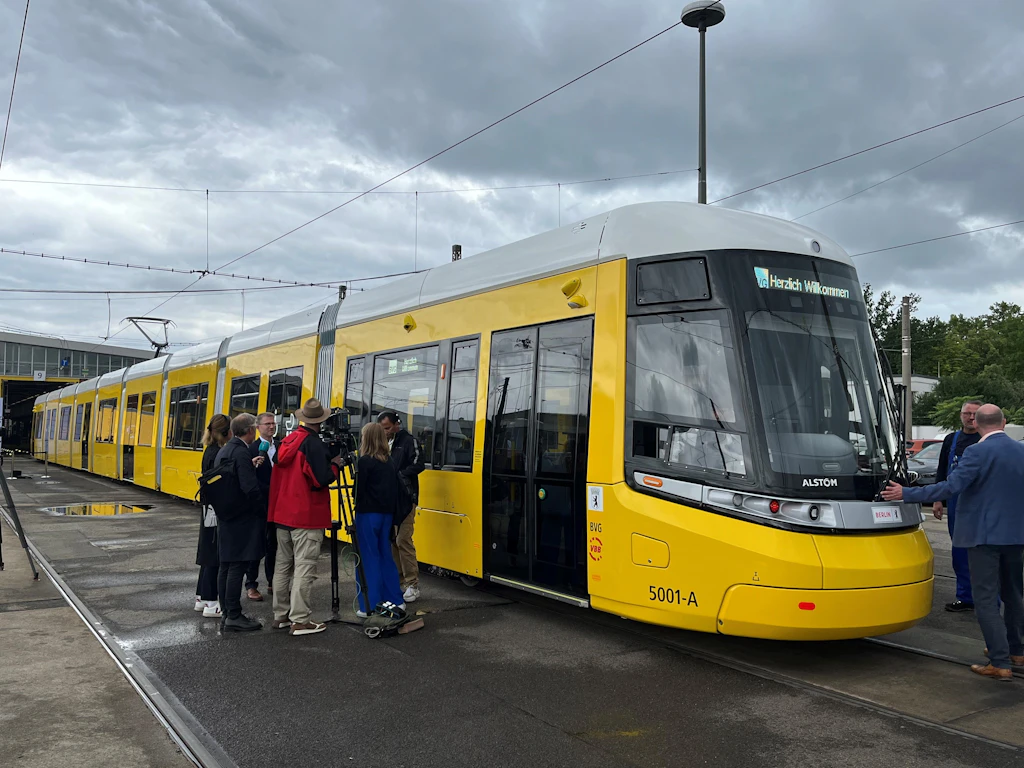 BVG sagt Premiere ab: Ist die neue XXL-Straßenbahn zu schwer für den Alexanderplatz?