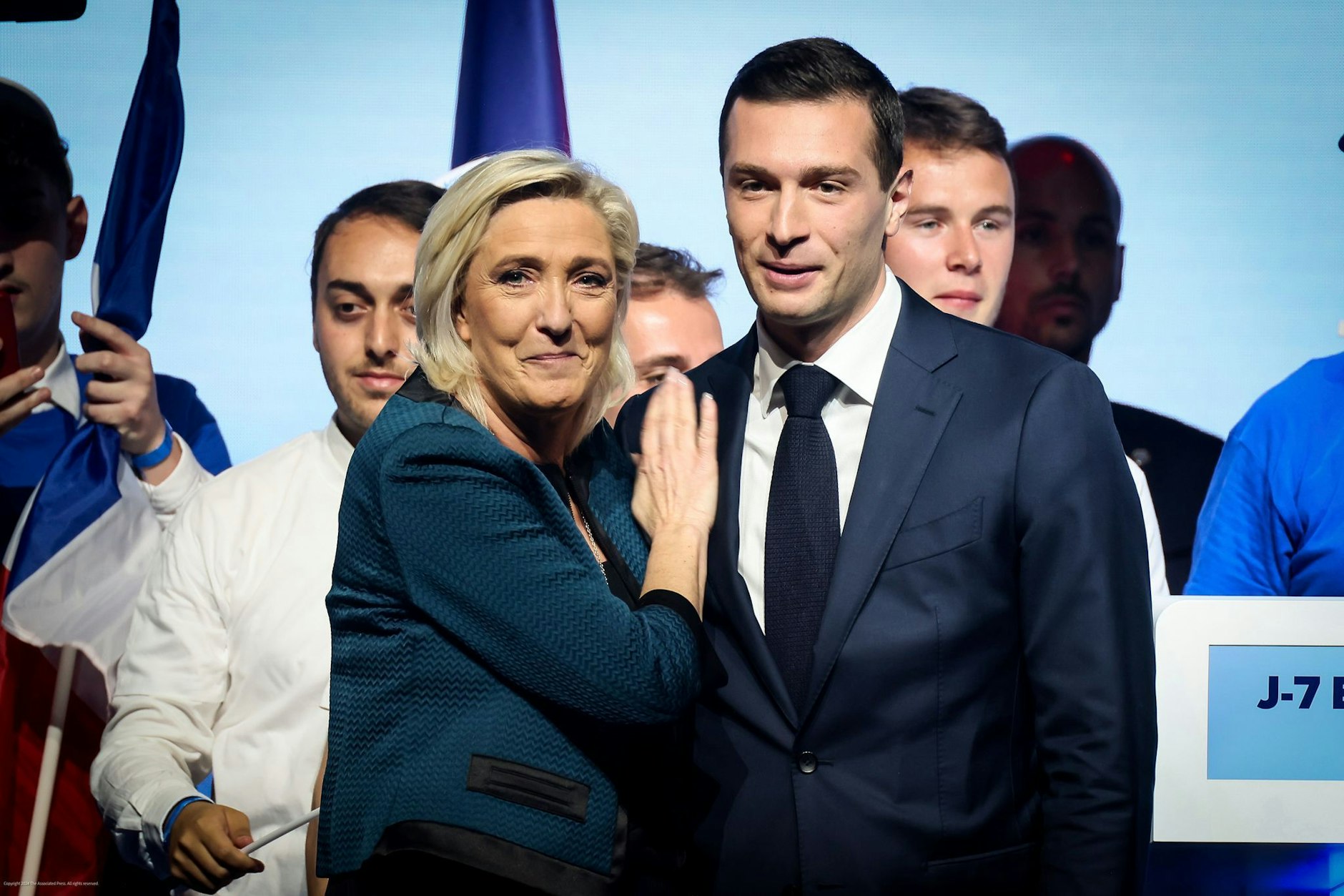 Die Vorsitzende des französischen rechtsnationalen Rassemblement National (RN), Marine Le Pen (l.), und Parteichef Jordan Bardella stehen während einer Wahlkampfveranstaltung zusammen.&nbsp;