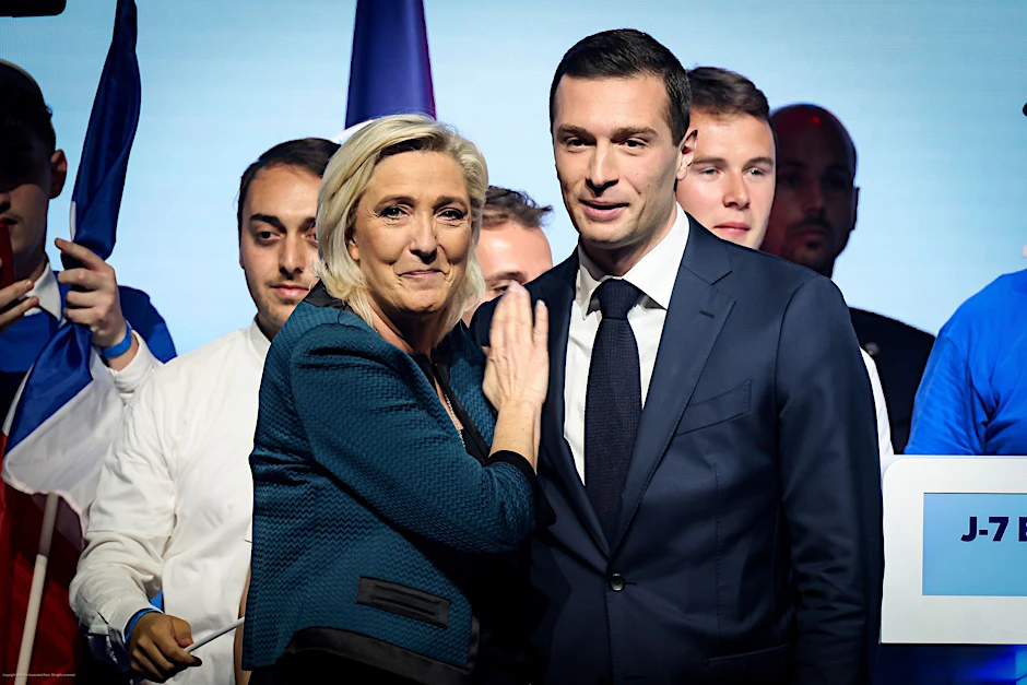 Die Vorsitzende des französischen rechtsnationalen Rassemblement National (RN), Marine Le Pen (l.), und Parteichef Jordan Bardella stehen während einer Wahlkampfveranstaltung zusammen.&nbsp;