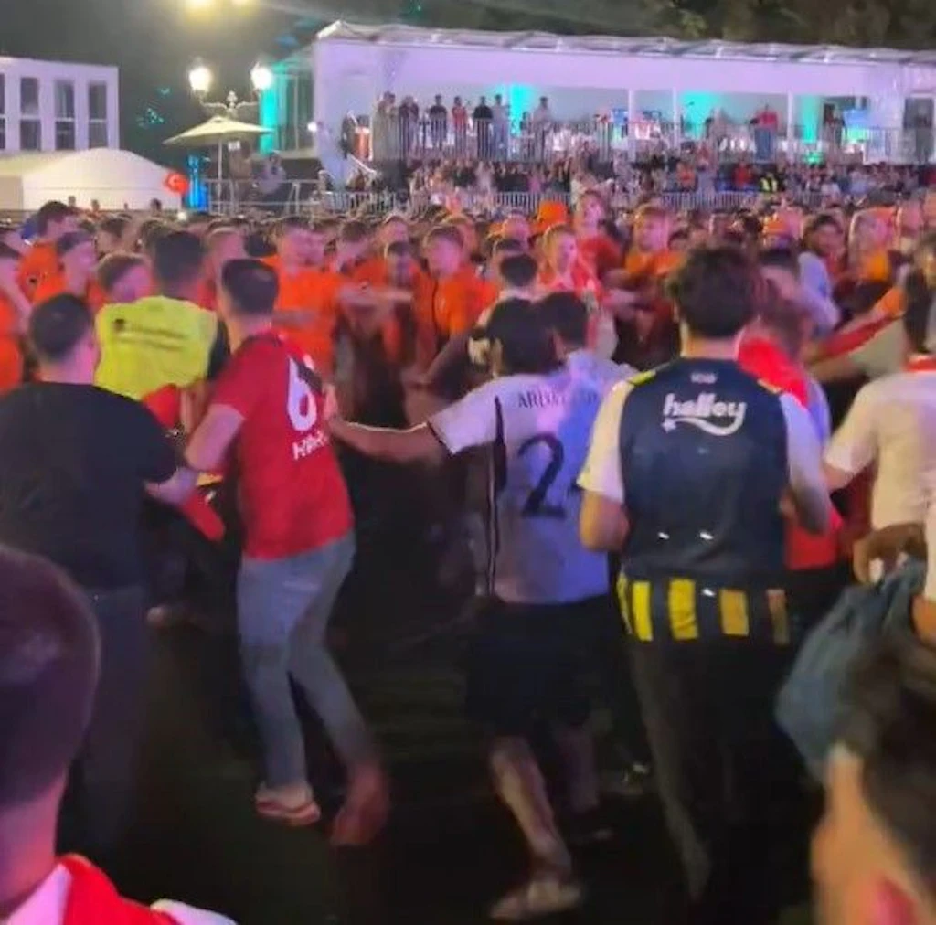 Massenprügeleien auf der EM-Fanmeile in Berlin: Gegnerische Fans schlagen sich (Video)