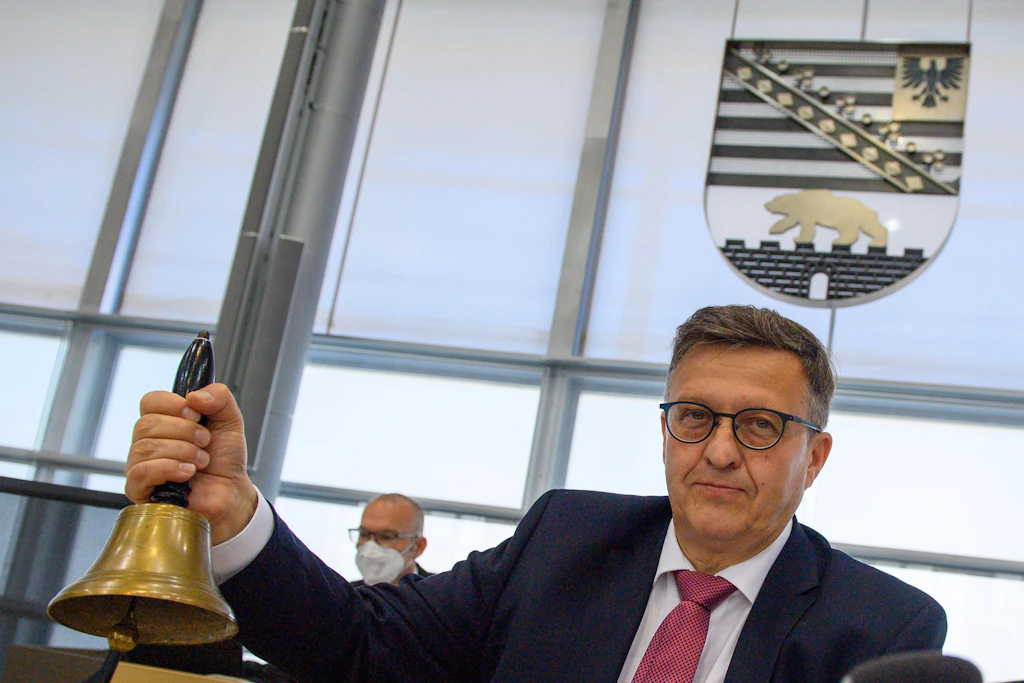Detlef Gürth (CDU) gehörte bereits 1990 dem ersten Landtag von Sachsen-Anhalt an. Hier eröffnet er 2021 als Alterspräsident die konstituierende Sitzung des achten Landtags.