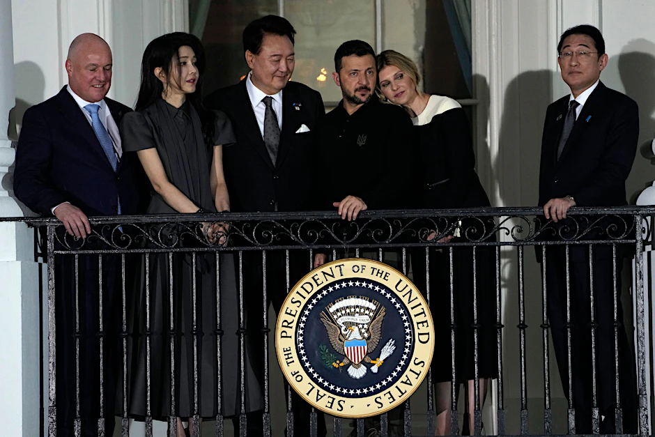 Washington: Südkoreas Präsident Yoon Suk Yeol in Begleitung der First Lady Kim Keon Hee (2.v.l) begrüßt den ukrainischen Präsidenten Wolodymyr Selenskyj und seine Frau Olena Selenska. Auch im Bild: der japanische Premierminister Fumio Kishida (r.) und der neuseeländische Premierminister Christopher Luxon (l.).