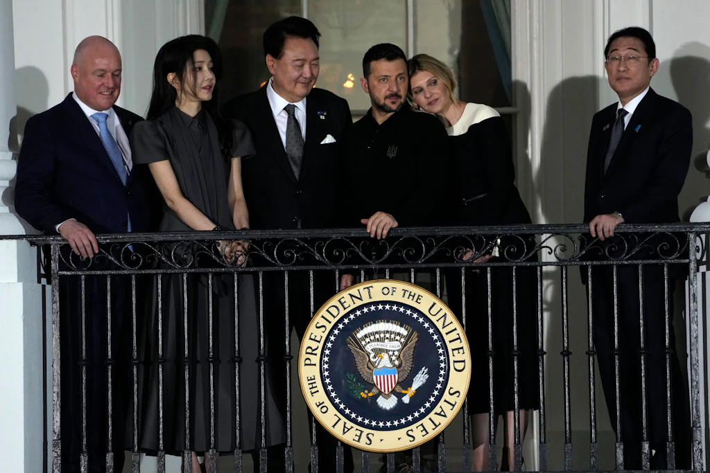 Washington: Südkoreas Präsident Yoon Suk Yeol in Begleitung der First Lady Kim Keon Hee (2.v.l) begrüßt den ukrainischen Präsidenten Wolodymyr Selenskyj und seine Frau Olena Selenska. Auch im Bild: der japanische Premierminister Fumio Kishida (r.) und der neuseeländische Premierminister Christopher Luxon (l.).