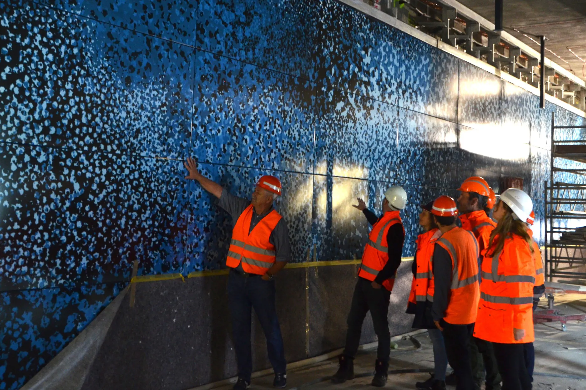 Im provisorischen Tunnelbahnhof gegenüber vom Berliner Hauptbahnhof: Die Endstation wurde mit emailliertem Stahlblech, das ein blaues Wellenmuster zeigt, verkleidet.