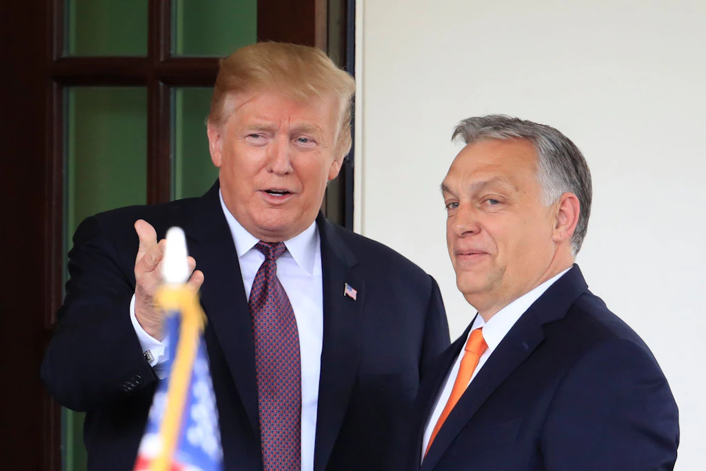 Donald Trump (l.), damaliger Präsident der USA, begrüßt Viktor Orbán, Ministerpräsident von Ungarn, am Weißen Haus.