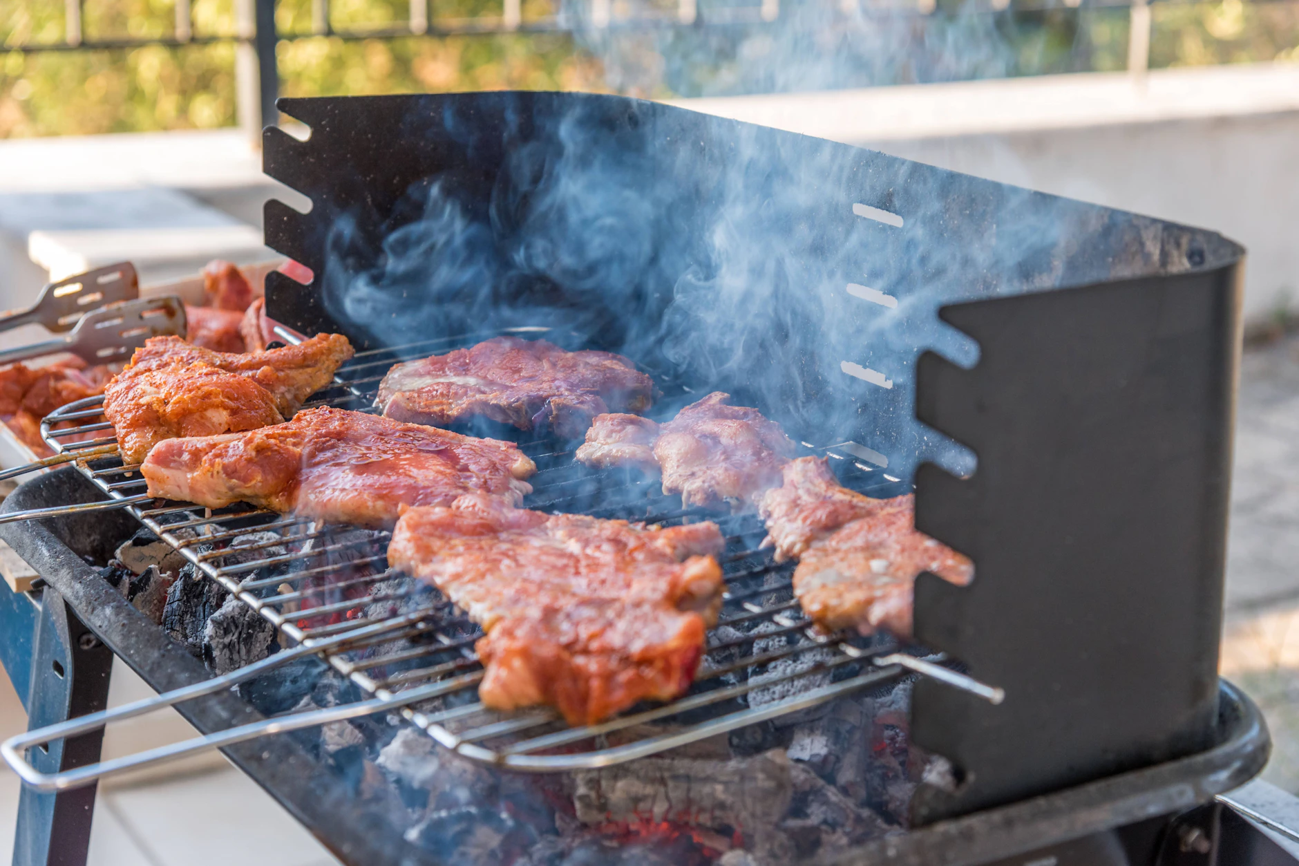 Bei einer größeren, gemischten Runde hilft die Faustregel: Pro Person etwa 300–350 Gramm Fleisch-Grillgut einplanen.