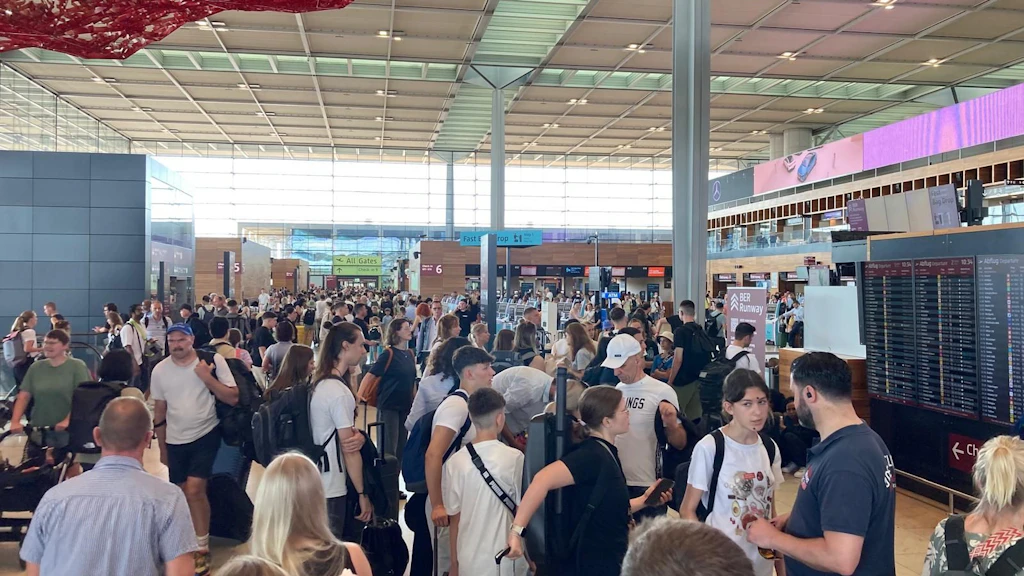Die Abfertigungshalle am BER ist total überfüllt, nichts geht mehr.