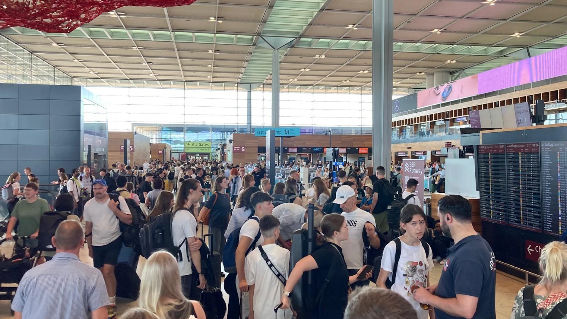Die Abfertigungshalle am BER ist total überfüllt, nichts geht mehr.