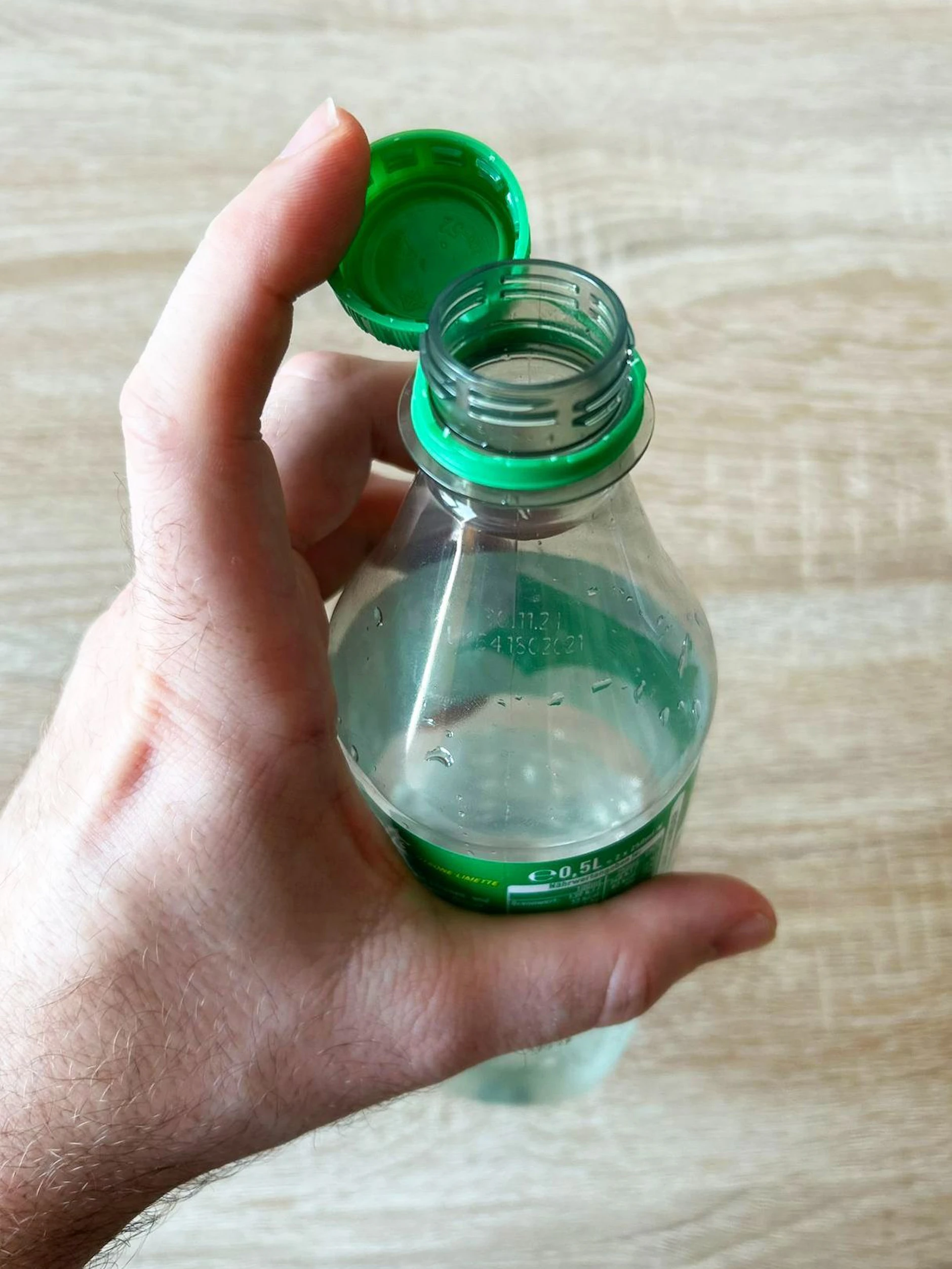 Mit dem Finger können Sie den Deckel ganz leicht in Position halten - ein toller Trick für das Trinken bei Flaschen mit Tethered Caps.