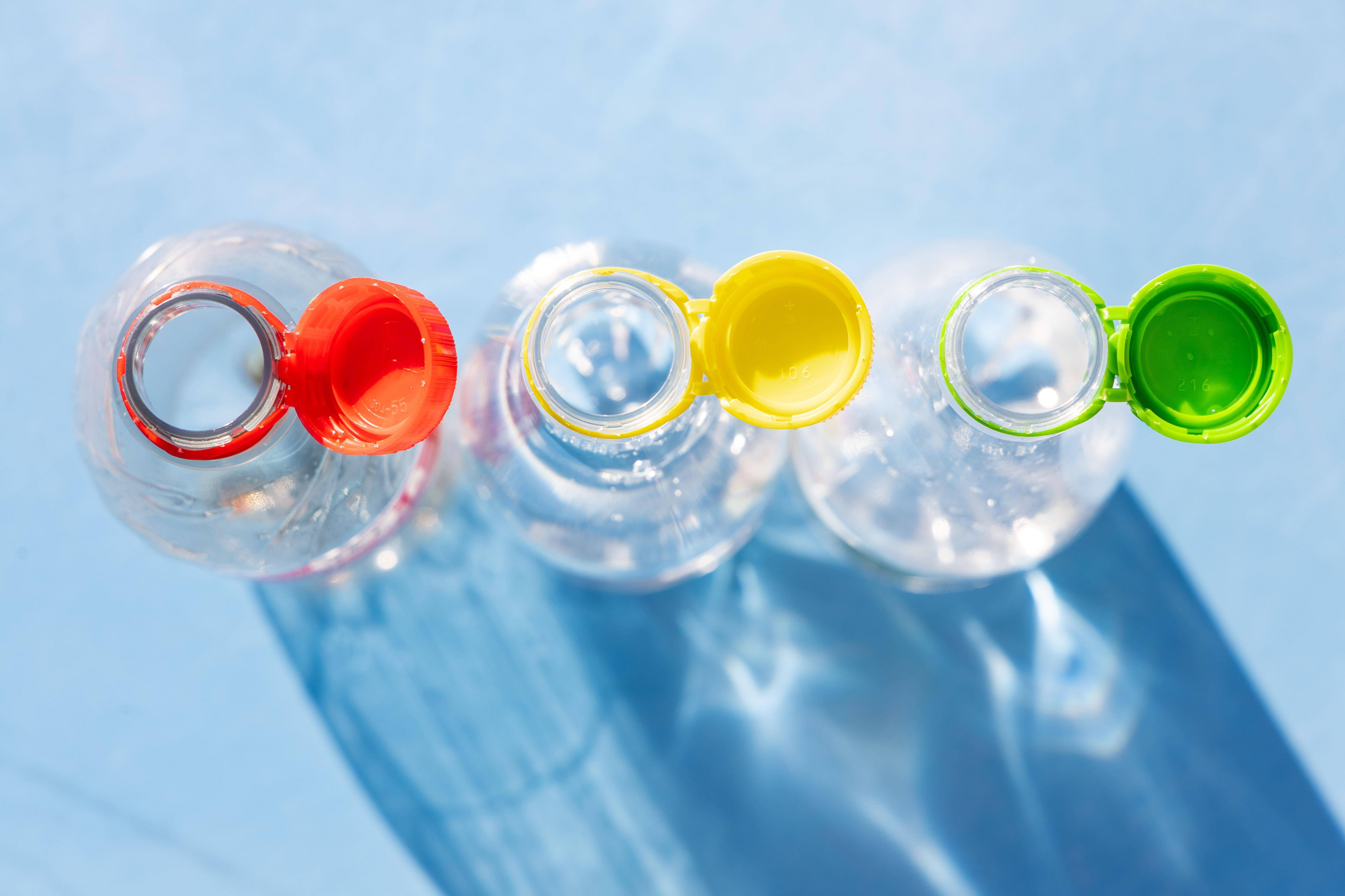 Nervige Flaschen-Deckel: Mit diesen Tricks stören sie nicht beim Trinken!