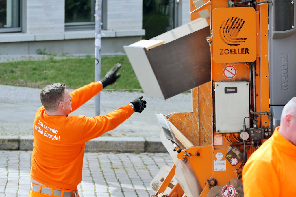 Mitarbeiter der BSR kümmern sich um Sperrmüll.